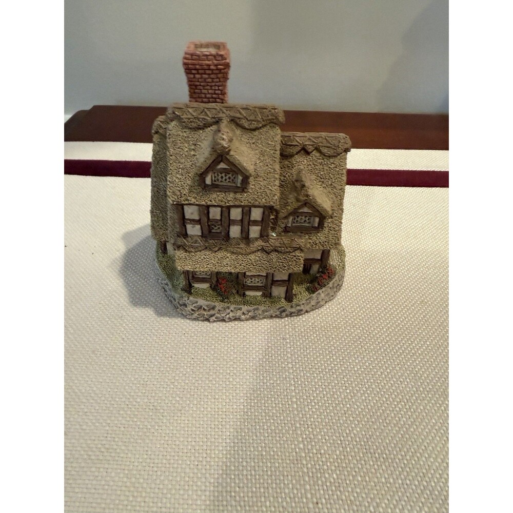 Vintage David Winter Cottage "Pilgrims Rest" miniature figurine 1983 SIGNED